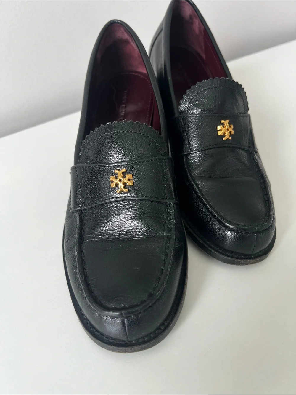 Tory Burch Black Leather Penny Loafers with Gold Logo size 6,5-7